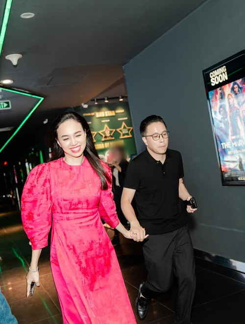 Cặp đôi nắm tay nhau khi đi quảng bá phim Người vợ cuối cùng.