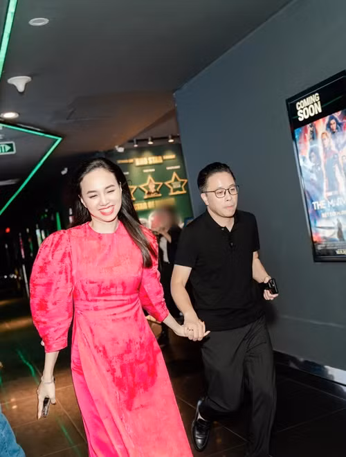 Cặp đôi nắm tay nhau khi đi quảng bá phim Người vợ cuối cùng.