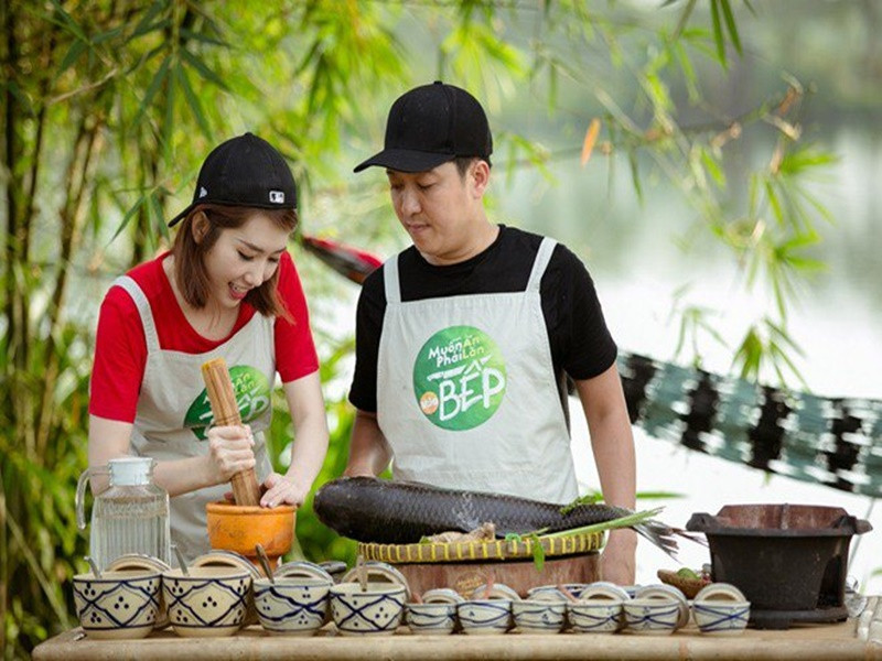 "Thúy Ngân rất xinh và đang được rất nhiều người yêu thích. Hiện tại không có thế lực nào bắt không được ra đường hay làm này làm kia nữa. Ý là bình thường cũng phải gọi là nép mình. Thúy Ngân cách đây khoảng 4 tháng thì hạnh phúc nhưng hiện tại thì độc thân vui tính rồi”, Trường Giang chia sẻ vào tháng 11/2023. Ảnh: Phụ Nữ Việt Nam.