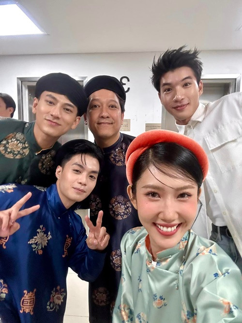 Theo Znews, Trường Giang khuyến khích, động viên Thúy Ngân tham gia gameshow, bộc lộ các kỹ năng khi đứng trên sân khấu. Ảnh: FBNV.