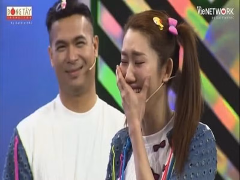 Nhiều người cho rằng Trường Giang có hành động quá tay với Thúy Ngân. Về phần mình, Thúy Ngân chia sẻ: “Mấy anh em tụi Ngân hay giỡn vậy thôi chứ thương nhau lắm, không có ác ý gì đâu”. Ảnh: Thương Hiệu và Pháp Luật.