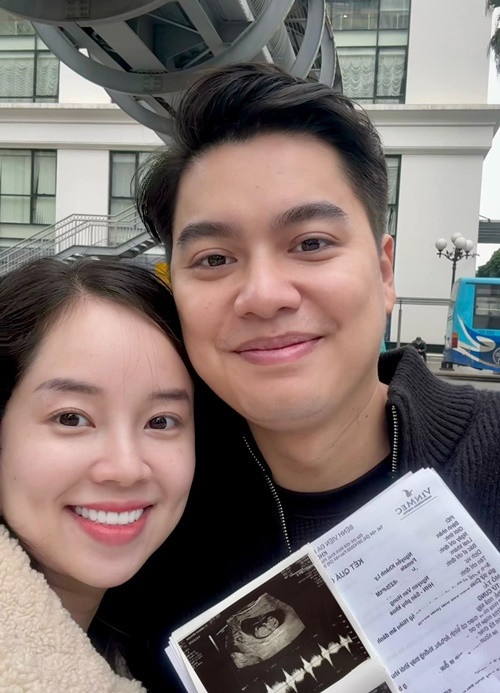 Vợ chồng Ly Kute vừa khoe tin vui. “Vợ chồng em xin phép gia nhập hội bố mẹ bỉm với các anh chị em ạ. Anh Khoai Tây (con trai Ly Kute - PV) giờ đã thỏa lòng khi được ở 1 cương vị mới, vui và háo hức lắm ạ”, nữ diễn viên phim Nhật ký Vàng Anh viết trên trang cá nhân. Ảnh: FBNV.