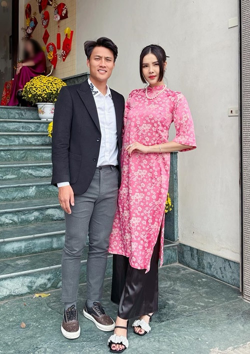 Trong cuộc phỏng vấn với Arttimes tháng 9/2023, Kỳ Hân cho biết, cô phải chịu cảnh quanh năm xa chồng, lo toan mọi thứ. Tuy nhiên, thương chồng nên cô chấp nhận hy sinh. Kỳ Hân cảm thấy chọn lựa Mạc Hồng Quân là đúng đắn. Ảnh: FBNV.