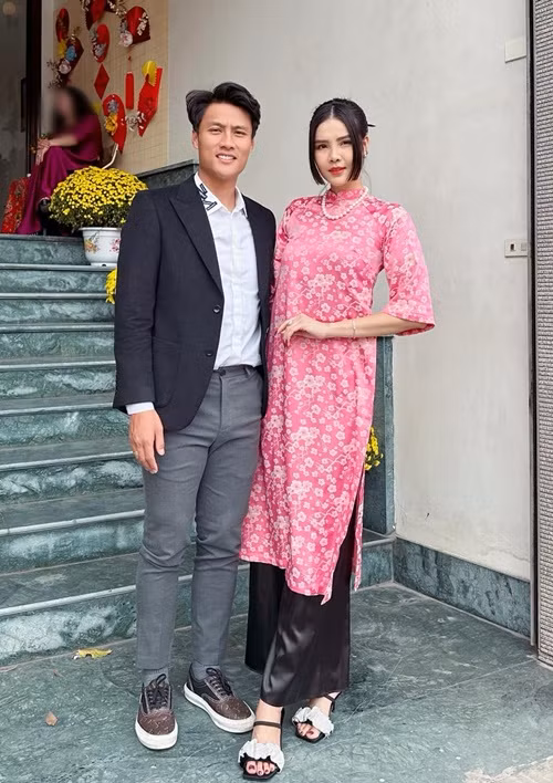 Trong cuộc phỏng vấn với Arttimes tháng 9/2023, Kỳ Hân cho biết, cô phải chịu cảnh quanh năm xa chồng, lo toan mọi thứ. Tuy nhiên, thương chồng nên cô chấp nhận hy sinh. Kỳ Hân cảm thấy chọn lựa Mạc Hồng Quân là đúng đắn. Ảnh: FBNV.