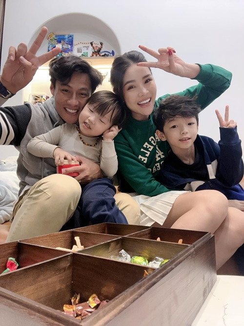 Mới đây, trong một livestream, Kỳ Hân chia sẻ, trong một lần Mạc Hồng Quân đến nhà bạn chơi, không bắt máy của vợ, nữ người mẫu tức giận nhắn tin đòi ly hôn. Cô giải thích do mang bầu nên cô nhạy cảm. Ảnh: FBNV.