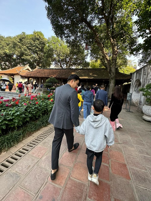 Nữ diễn viên phim Nhật ký Vàng Anh khoe chồng nắm tay con trai riêng của cô khi đi lễ chùa đầu năm. Ảnh: FBNV.