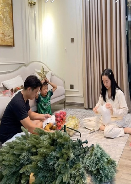 Chồng Ly Kute yêu thương, chiều chuộng bé Khoai Tây. Ảnh: FBNV.