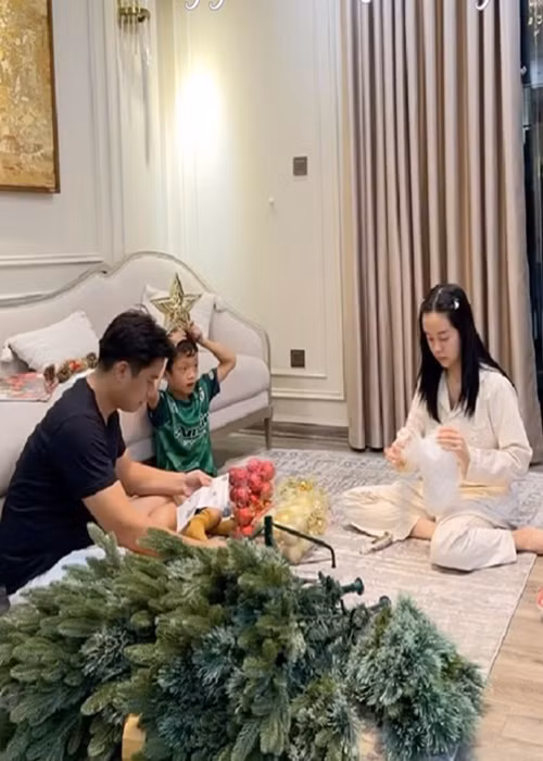 Chồng Ly Kute yêu thương, chiều chuộng bé Khoai Tây. Ảnh: FBNV.