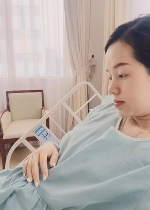 Thời điểm mang bầu con trai Khoai Tây, Ly Kute gặp sóng gió khi vướng ồn ào với bạn trai cũ - cầu thủ Mạc Hồng Quân. Trong những năm qua, Ly Kute chọn cách im lặng khi người khác hỏi dồn về người cũ. Ảnh: Dân Việt.