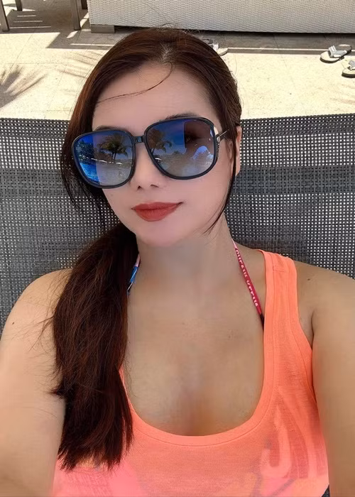 Trong khi Anh Dũng không có bất kì động thái mới nào, Trương Ngọc Ánh liên tục cập nhật cuộc sống đời thường. Mới nhất, nữ diễn viên đăng tải hình ảnh gợi cảm trong một chuyến đi biển và bày tỏ: "Nhớ biển".