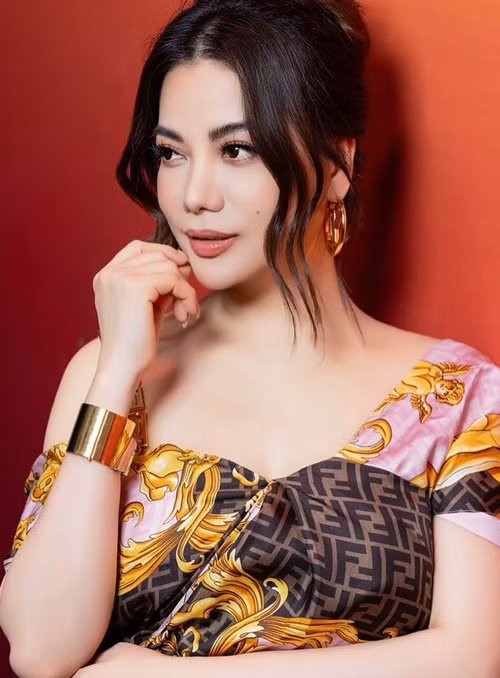 Nữ diễn viên vẫn tươi trẻ dù bước sang tuổi 48.