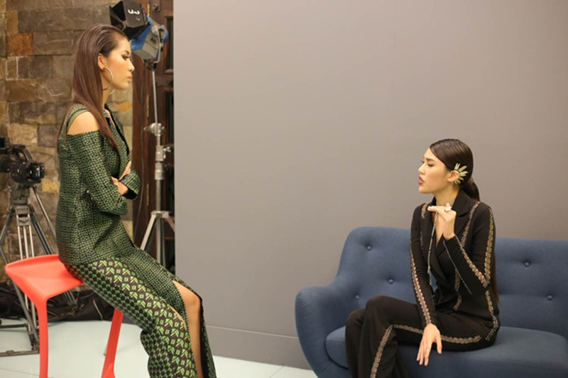 Ở The Face 2017, Minh Tú còn hứng gạch đá bởi loạt phát ngôn làm tổn thương Lan Khuê như: “bôi cái môi thâm đó đi”, “miss 10+1”. Ảnh: Khám Phá.