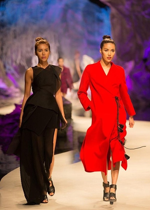 Năm 2013, Lan Khuê gặp lại Minh Tú tại Siêu mẫu Việt Nam. Lúc này, cả hai vẫn là đối thủ đáng gờm của nhau cho ngôi vị cao nhất của cuộc thi. May mắn hơn Minh Tú, Lan Khuê về nhất còn Minh Tú giành giải bạc. Ảnh: Đời Sống Pháp Lý.