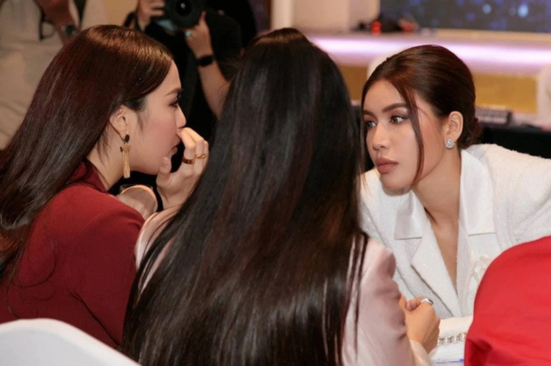 Lan Khuê và Minh Tú bắt đầu mâu thuẫn từ năm 2016 khi cả hai trình diễn trong một show thời trang ở Hà Nội. Lúc đó, Minh Tú bức xúc về việc bị đổi đồ vào phút chót. Về phần mình, Lan Khuê chia sẻ nhãn hàng quyết định đổi đồ chứ không phải do cô. Ảnh: Dân Trí.