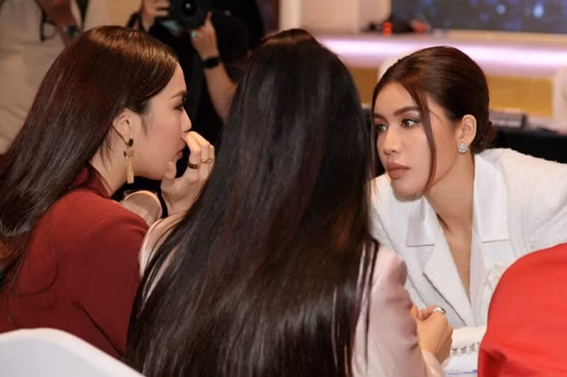 Lan Khuê và Minh Tú bắt đầu mâu thuẫn từ năm 2016 khi cả hai trình diễn trong một show thời trang ở Hà Nội. Lúc đó, Minh Tú bức xúc về việc bị đổi đồ vào phút chót. Về phần mình, Lan Khuê chia sẻ nhãn hàng quyết định đổi đồ chứ không phải do cô. Ảnh: Dân Trí.