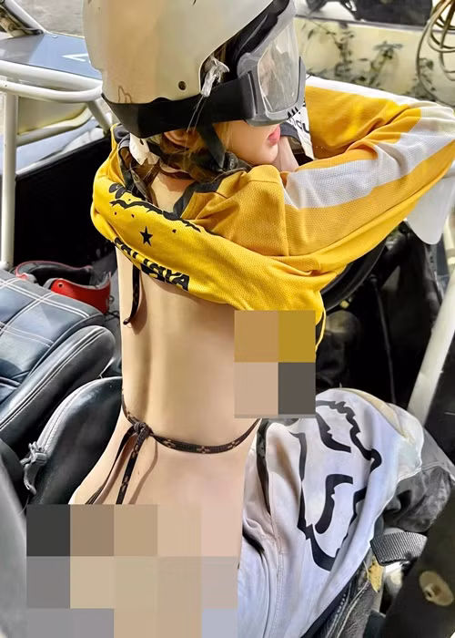 Cô nàng bắt đầu làm người mẫu ảnh, sau đó là người mẫu xe hơi, triển lãm.