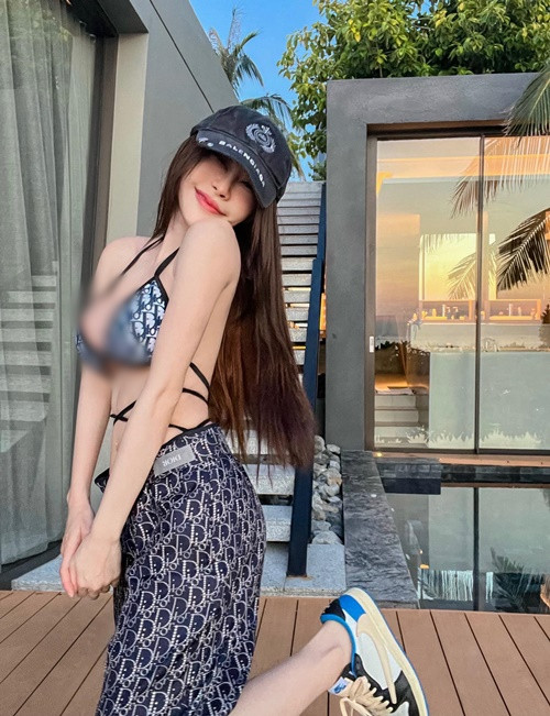 Hot girl xinh đẹp bắt đầu nổi trên mạng xã hội nhờ những bức ảnh gợi cảm được đăng tải trên trang cá nhân.