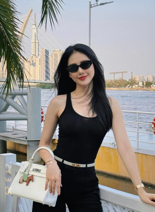 Ngày 30/3, ông Lê Hùng, Trưởng phòng đào tạo của Đại học Sân khấu Điện ảnh TP.HCM chia sẻ trên Znews, Hoa hậu Bùi Quỳnh Hoa bị buộc thôi học vì vi phạm quy chế học tập học kỳ I năm học 2023-2024. Cô bỏ gần hết một học kỳ mà không có lý do. Ảnh: FBNV.