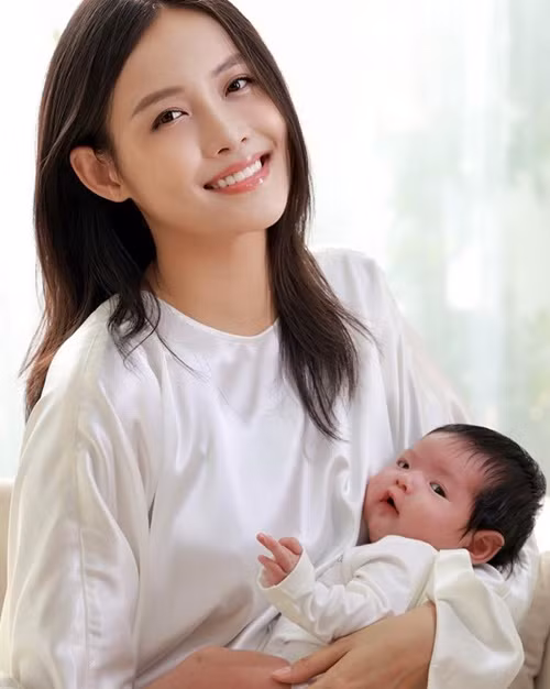 Bé Boni lộ diện hoàn toàn khi được 1 tháng tuổi.