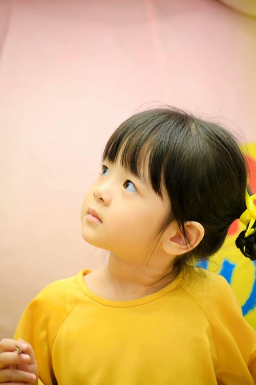 Ái nữ nhà Trương Mỹ Nhân được nhiều cư dân mạng yêu mến bởi vẻ ngoài đáng yêu, lém lỉnh.