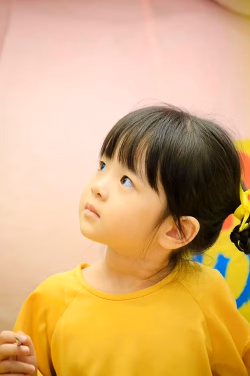 Ái nữ nhà Trương Mỹ Nhân được nhiều cư dân mạng yêu mến bởi vẻ ngoài đáng yêu, lém lỉnh.