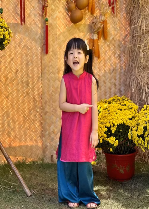 Con gái Trương Mỹ Nhân càng lớn càng đáng yêu xinh xắn. Khi mới sinh, bé Bona chỉ nặng 2,2kg.