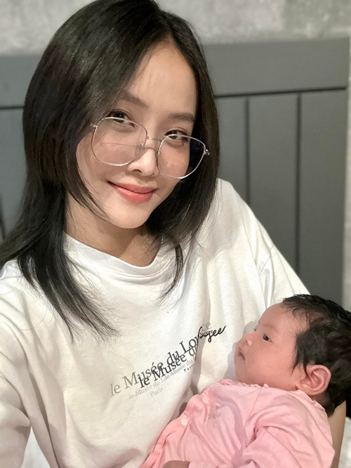 Trương Mỹ Nhân không phải là gương mặt xa lạ với công chúng. Sau khi tốt nghiệp phổ thông cô đầu quân vào công ty của ông bầu Khắc Tiệp. Trương Mỹ Nhân còn là học trò Lan Khuê tại cuộc thi The Face Vietnam 2017 và giành được giải Á quân trong mùa giải năm đó. Sau đó, Trương Mỹ Nhân tiếp tục tham gia cuộc thi Hoa hậu Siêu quốc gia Việt Nam 2018 và giành giải Á hậu 1. Ngoài làm người mẫu, cô còn đóng phim: Vua bánh mì, Thử yêu rồi biết, Sống trong bóng đêm.