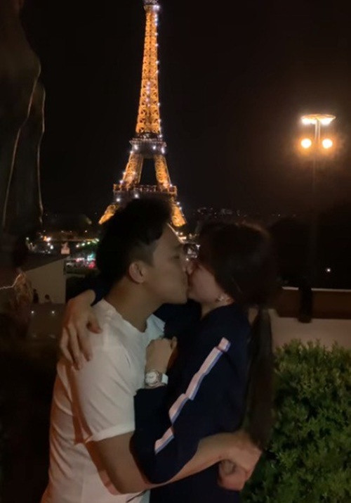 Hari Won từng chia sẻ về những nụ hôn của Trấn Thành: "Vợ chồng Hari luôn dành cho nhau tình cảm và thể hiện bằng sự quan tâm, lo lắng hay thậm chí là trao nhau nụ hôn. Tôi nghĩ điều ấy là bình thường và cũng dễ bắt gặp ở bất kỳ cặp đôi nào khác chứ không chỉ riêng Trấn Thành - Hari Won. Trên hết, chúng tôi dù bày tỏ yêu thương nhưng cũng biết đâu là điểm dừng, tránh những chuyện nhạy cảm, không hay sẽ ảnh hưởng đến chính mình và khán giả". Ảnh: FBNV.