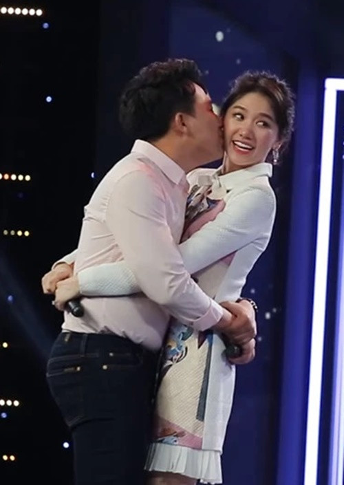 Đôi vợ chồng dành cho nhau nụ hôn ngọt ngào từ bộ ảnh kỷ niệm, khi quay chương trình, lúc dự sự kiện đến đi du lịch. Ảnh: Thể Thao Văn Hóa.