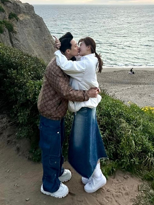 Mới đây, Trấn Thành tung loạt ảnh khóa môi Hari Won ở xứ cờ hoa. Ảnh: FBNV.