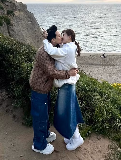 Mới đây, Trấn Thành tung loạt ảnh khóa môi Hari Won ở xứ cờ hoa. Ảnh: FBNV.