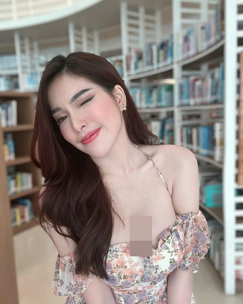 BaiFern sở hữu gương mặt ưa nhìn, dáng vóc gợi cảm.