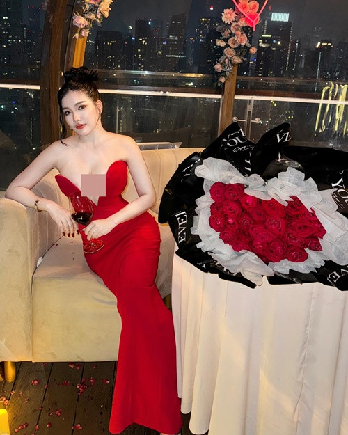 Có ý kiến cho rằng cô nàng mặc ngày càng táo bạo vì muốn nổi bật lên.