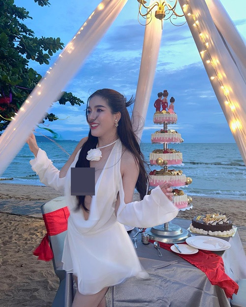 Giống đa phần các hot girl khác ở Thái Lan, cô nàng chọn con đường xây dựng hình ảnh quyến rũ.