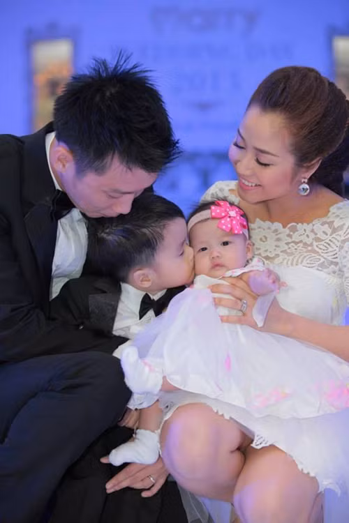 Đến năm 2008, sau khi nối lại tình xưa, Ốc Thanh Vân và Minh Trí kết hôn.