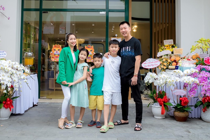 Trong livestream, Ốc Thanh Vân khẳng định hôn nhân của cô vẫn hạnh phúc. Về lý do chồng chưa sang Australia sinh sống, nữ MC cho biết, Minh Trí ở Việt Nam để chăm lo cho mẹ ruột của cô.