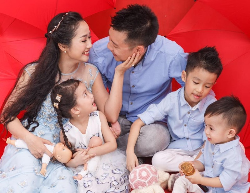 Từ một chàng công tử được chiều chuộng, chồng Ốc Thanh Vân dần trở thành ông bố bỉm sữa. Anh chăm sóc và nuôi dạy các con cùng vợ.