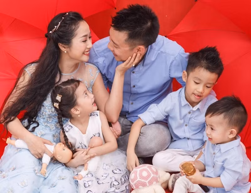 Từ một chàng công tử được chiều chuộng, chồng Ốc Thanh Vân dần trở thành ông bố bỉm sữa. Anh chăm sóc và nuôi dạy các con cùng vợ.