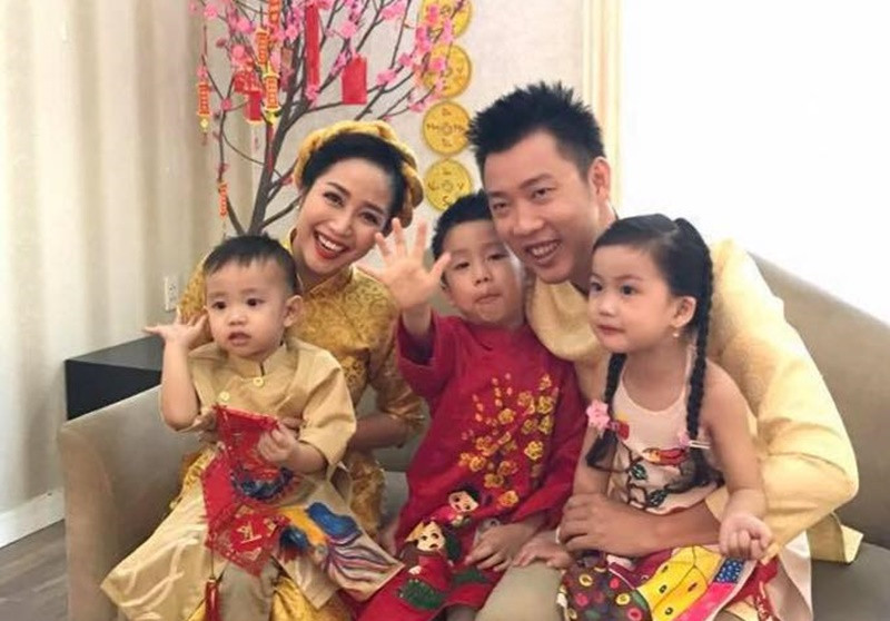 Chồng Ốc Thanh Vân từng làm ăn thất bại và vướng vào nợ nần. Thay vì trách cứ, nữ MC lao vào giúp chồng.