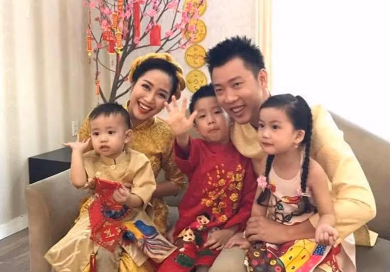 Chồng Ốc Thanh Vân từng làm ăn thất bại và vướng vào nợ nần. Thay vì trách cứ, nữ MC lao vào giúp chồng.