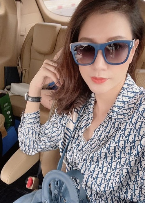 Trước quyết định bị xử phạt, Trang Trần cho rằng: “Đáng lẽ tôi phải bị phạt từ lâu rồi để đỡ chửi bậy. Có gì đâu mà phải cay... Tôi ước mơ được phạt 7,5 triệu lâu rồi vì tôi nói tục chửi thề bị lên VTV rồi”. Cựu người mẫu nói thêm, từ nay, cô không dám chửi tục. Ảnh: FBNV.