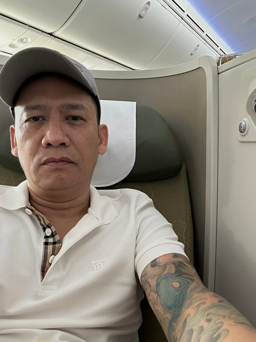 Ca sĩ Duy Mạnh từng được cho là có phát ngôn thiếu chuẩn mực và sai lệch về chủ quyền biển đảo Việt Nam. Giữa ồn ào, nam ca sĩ khẳng định, bình luận cũ của anh đã bị cắt ghép, xuyên tạc. Sau đó, Duy Mạnh đã đến Sở Thông tin - Truyền thông TP HCM để làm rõ những phát ngôn trên Facebook. Sau buổi làm việc, nam ca sĩ bị phạt 7,5 triệu đồng vì dùng từ ngữ không hợp thuần phong mỹ tục. Ảnh: FBNV.