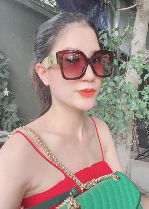 Năm 2021 trong livestream, Trang Trần cho biết, cô bị Sở Thông tin - Truyền thông TPHCM xử phạt hành chính 7,5 triệu đồng vì phát ngôn phản cảm, không chuẩn mực, không phù hợp thuần phong mỹ tục. Ảnh: FBNV.