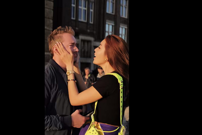 Minh Tú nhiều lần từ chối lời cầu hôn của Chris. Phía bạn trai Tây của Minh Tú luôn nói "anh chờ em" khi nữ người mẫu chưa sẵn sàng nhận lời cầu hôn.