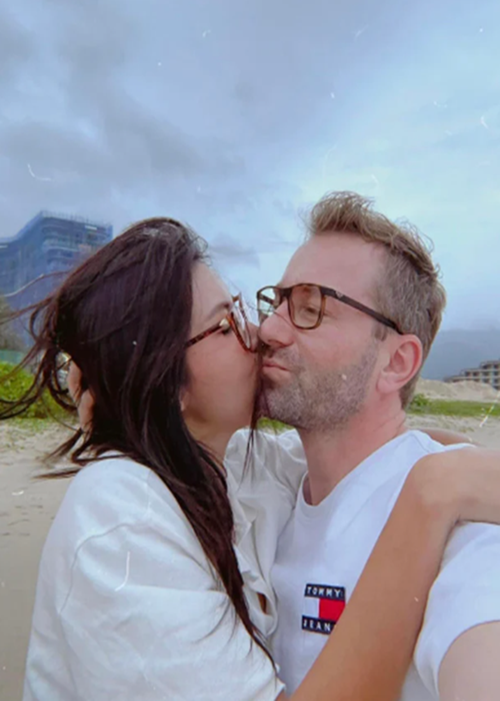 Nhìn lại cuộc tình với Chris, Minh Tú chia sẻ: "Sau những biến động lớn của cuộc đời, Minh Tú cảm nhận được tình yêu, sự chân thành, tử tế, sẵn sàng lắng nghe, động viên của anh. Hành trình hơn 10 năm gặp gỡ rồi tạm xa nhau, trở lại một lần nữa và có một cái kết đẹp như thế này, tôi nghĩ đó là nợ duyên và mình phải giữ chặt hạnh phúc".