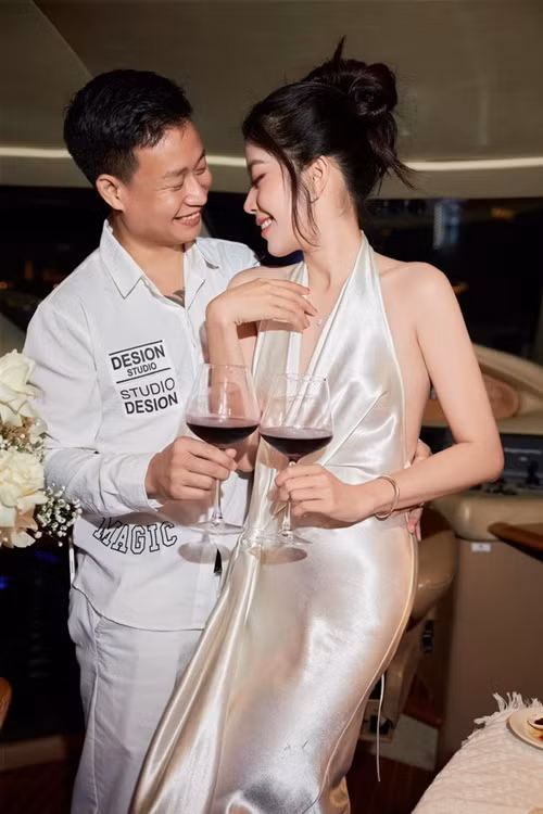 Gần đây, Nam Em và Hữu Cường cãi nhau trên livestream. Theo Phụ Nữ Số, Nam Em cho rằng bạn trai say xỉn nên có những phát ngôn không đúng. Người đẹp khuyên Hữu Cường tắt livestream và đi ngủ. Ảnh: Đời Sống Pháp Luật.