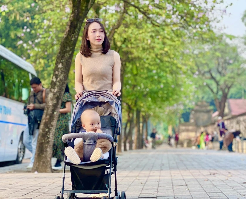 Thời tiết dễ chịu là điều kiện tốt để người dân Thủ đô dạo phố, ngắm nhìn vẻ đẹp của thành phố nghìn năm văn hiến. Ảnh: Đắc Quang