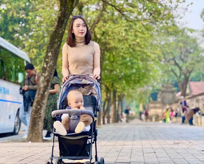 Thời tiết dễ chịu là điều kiện tốt để người dân Thủ đô dạo phố, ngắm nhìn vẻ đẹp của thành phố nghìn năm văn hiến. Ảnh: Đắc Quang