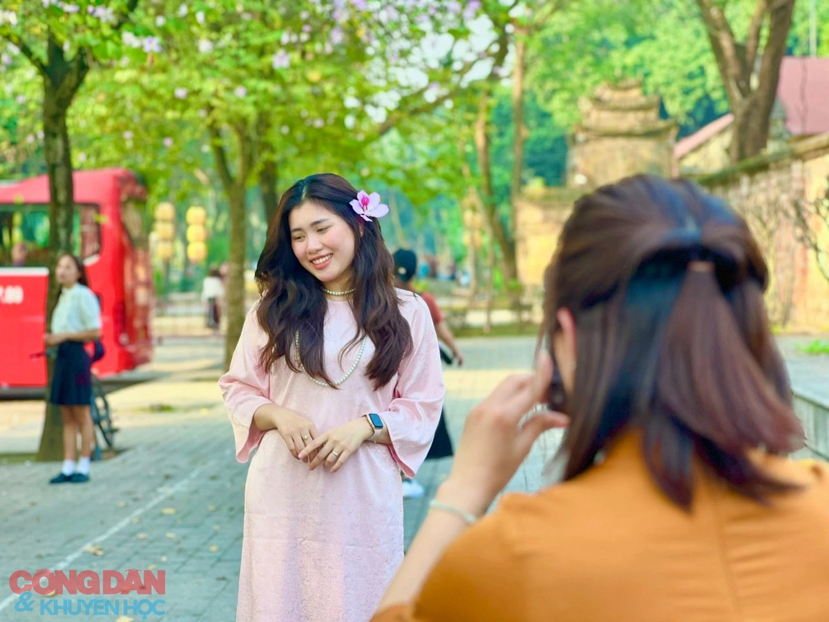 Áo dài là trang phục được các bạn trẻ lựa chọn nhiều nhất để khoe nét nữ tính, tinh khôi cùng loài hoa của miền Tây Bắc. Ảnh: Đắc Quang