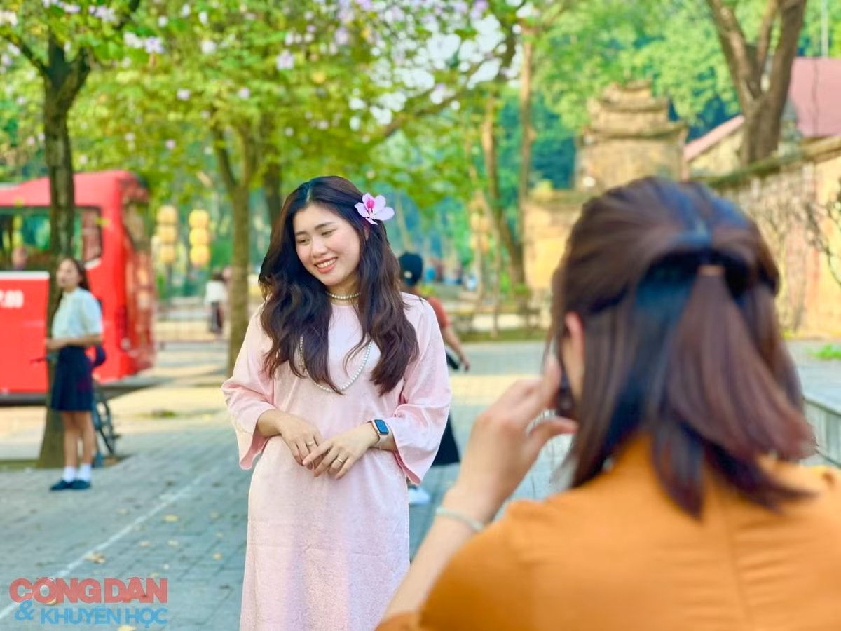 Áo dài là trang phục được các bạn trẻ lựa chọn nhiều nhất để khoe nét nữ tính, tinh khôi cùng loài hoa của miền Tây Bắc. Ảnh: Đắc Quang